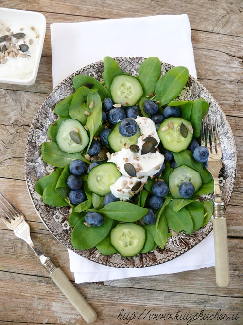 Spinaci, mirtilli e cetrioli con dressing allo yogurt