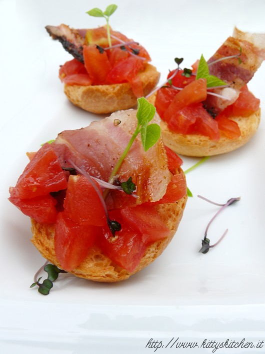 Tapas datterini, bacon e germogli