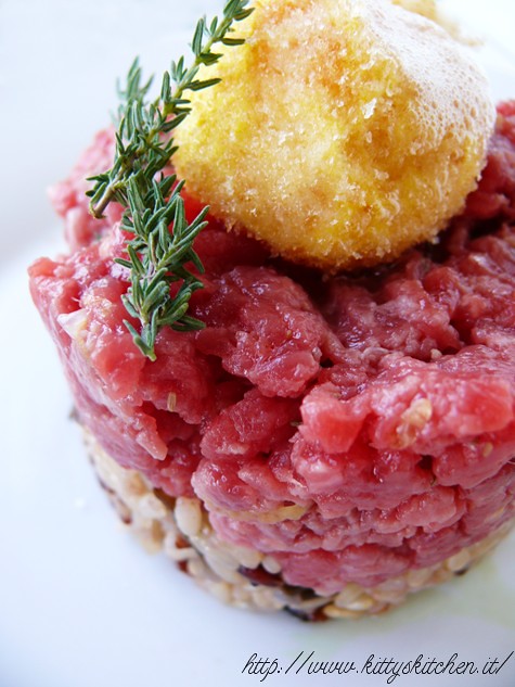 Tartare di fassona su riso misto e uovo pochè fritto