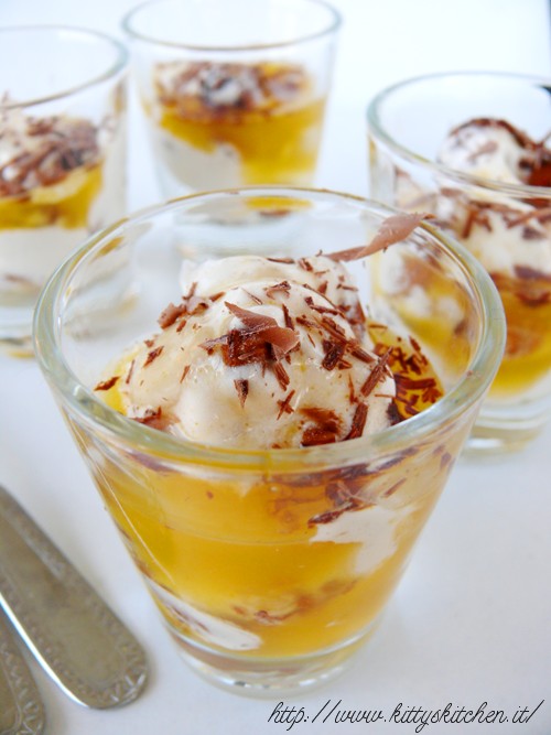 Torrone morbido al bicchiere con salsa al mandarino