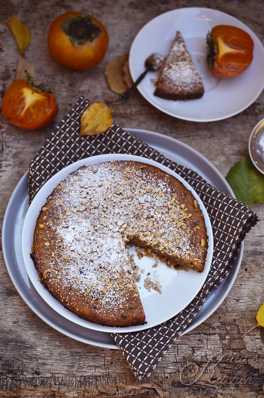 Torta ai cachi e nocciole vegan