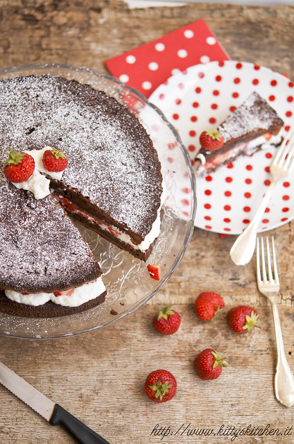 Torta al cioccolato e fragole
