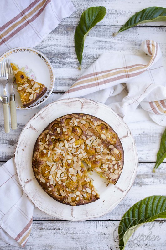 Torta alle nespole, mandole e olio