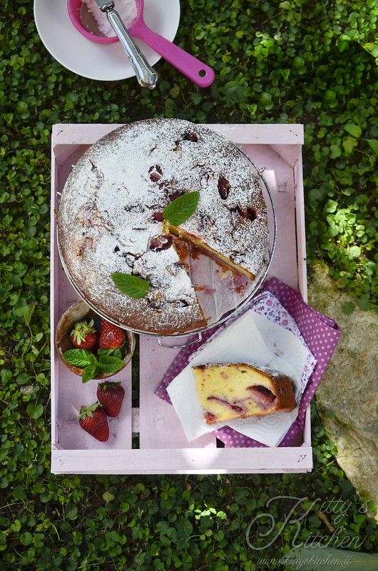 Torta allo yogurt, fragole e basilico
