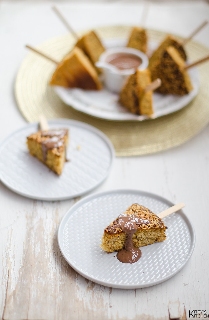 Torta di semolino e nocciole con salsa gianduia