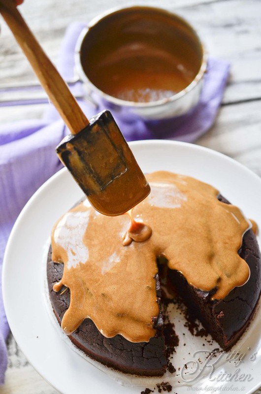 Torta matta al cacao con glassa al caffè