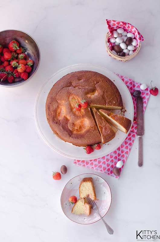 Torta nua con crema di fragole