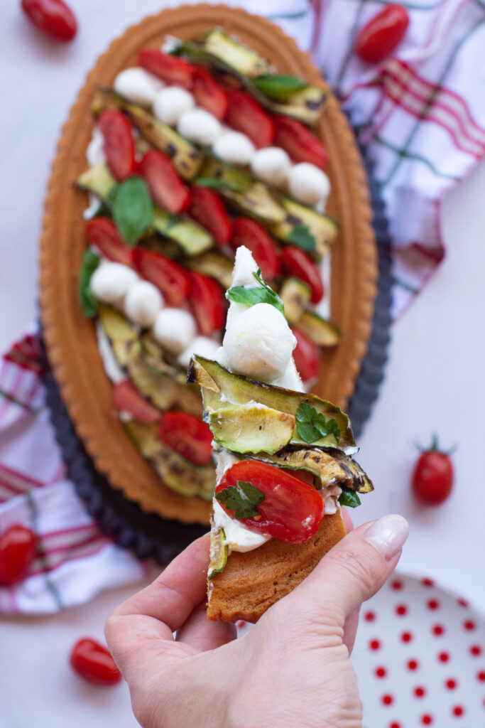 torta salata con zucchine, pomodoro e mozzarella