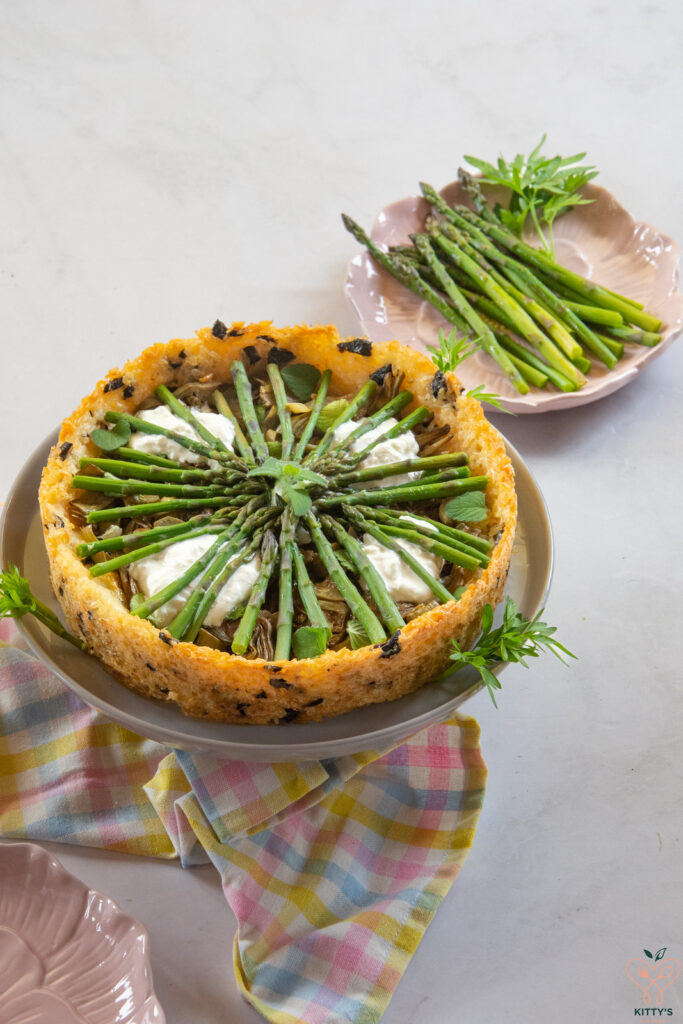 Torta salata di riso con asparagi, carciofi e burrata