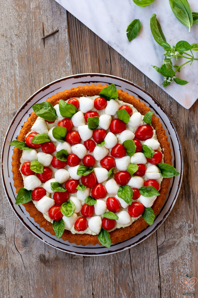 Torta salata pomodoro, mozzarella e basilico