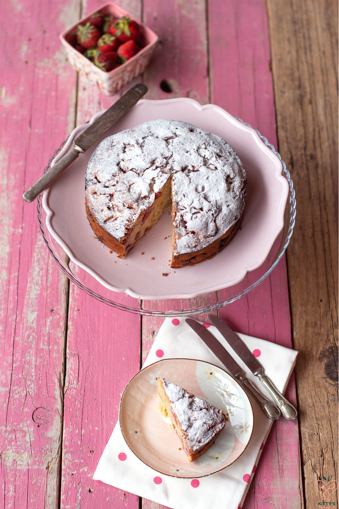 Torta soffice al kefir e fragole