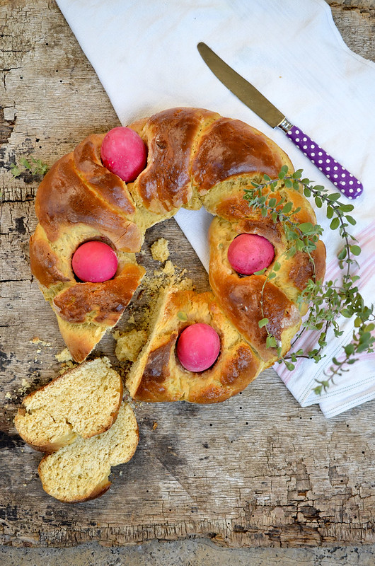 Tsoureki o pane greco di Pasqua con uova rosse