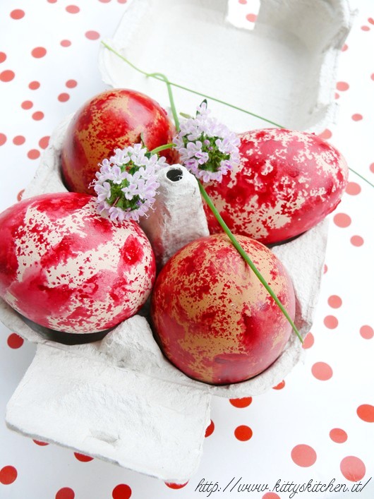 Uova dipinte e felice Pasqua