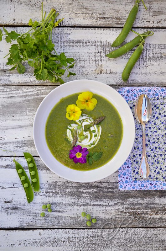 Vellutata di verdure di primavera, fiori e aglio nero