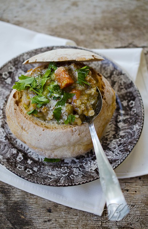 Zuppa di legumi in scrigno di pane