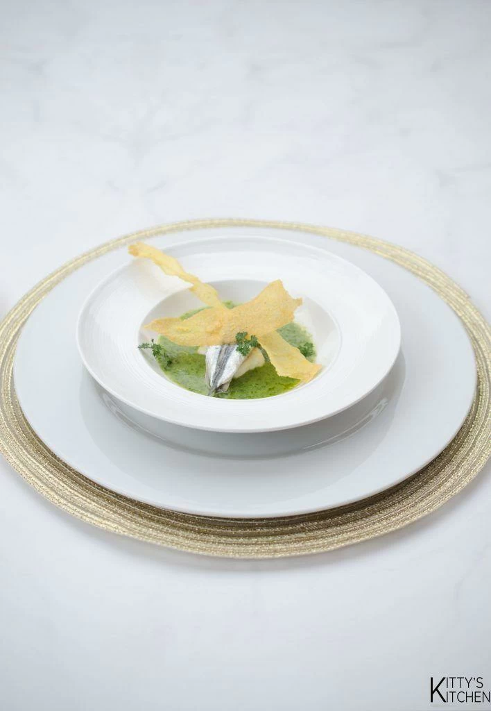 Zuppa di scarola con burrata e alici marinate